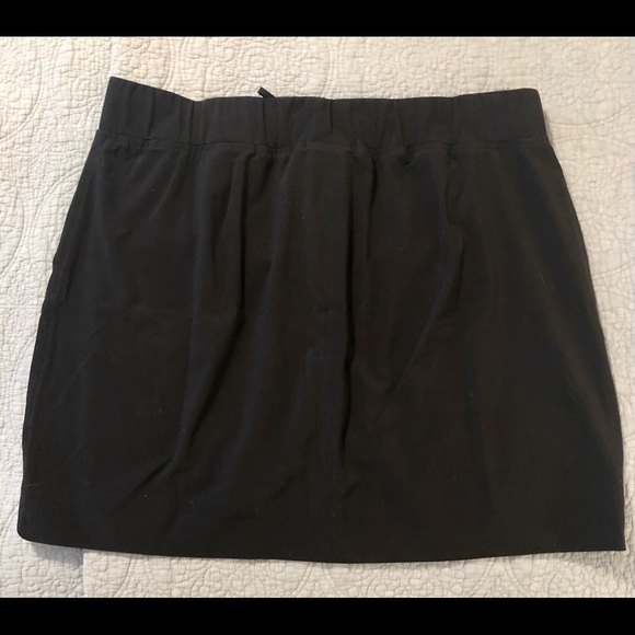 J.JILL Fit On The Go Skort - Picture 2 of 3